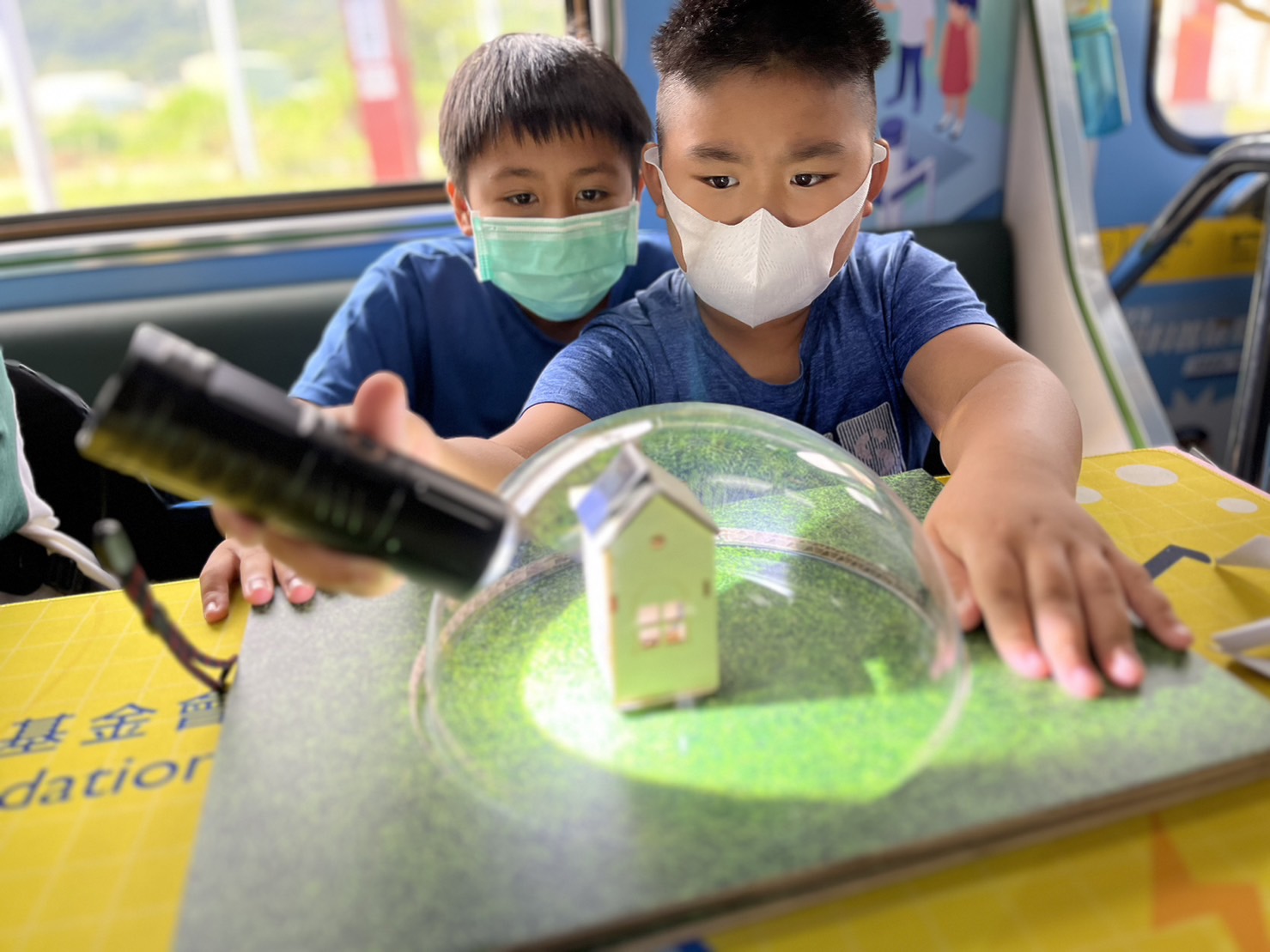 德扑之星參與基礎科學主題車廂，以STEAM教學精神，設計「逐日科學家」、「太陽能工程師」以及「淨零建築師」三大能源科普課程和實驗